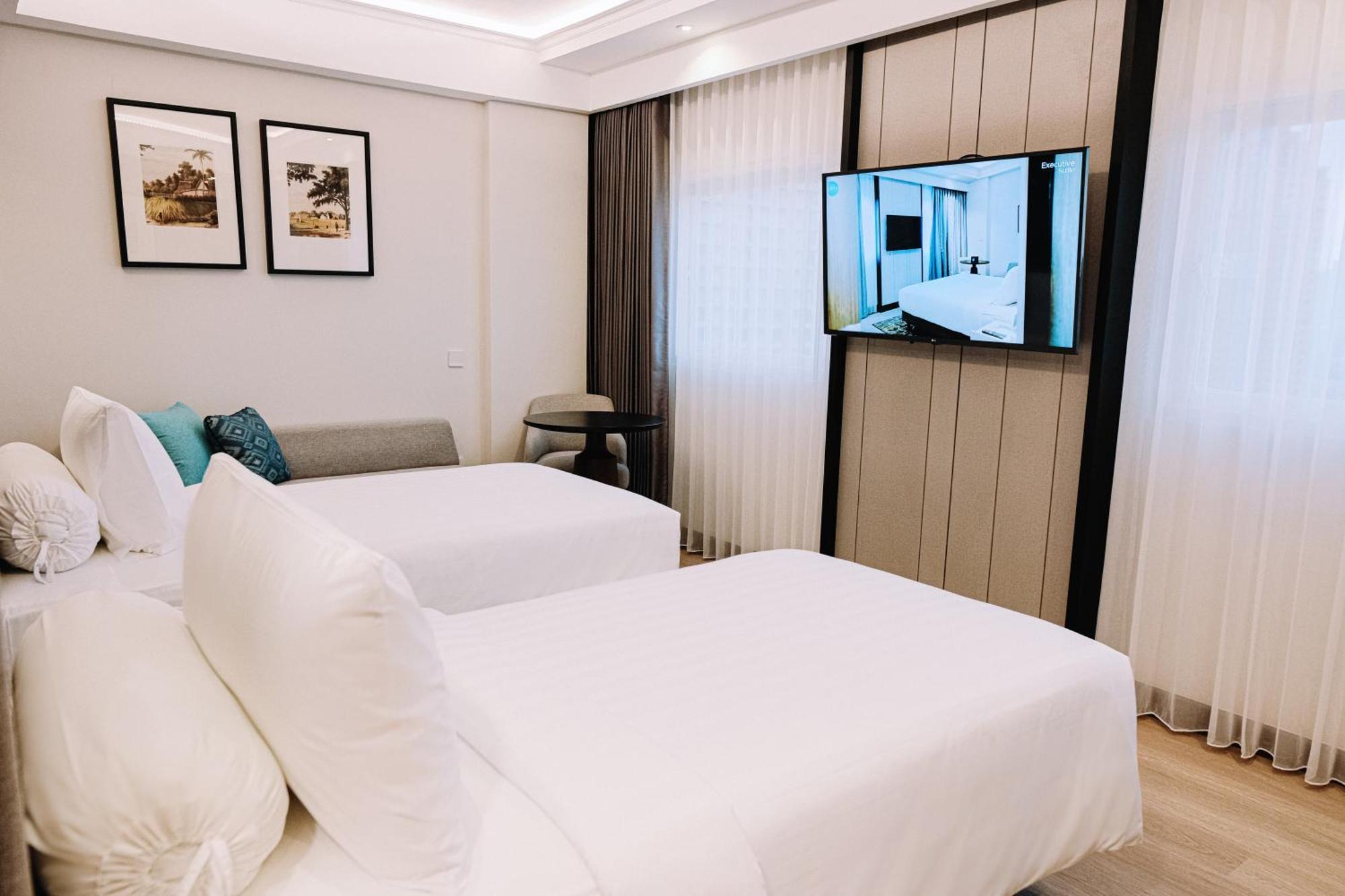 Deka Hotel Surabaya Hr Muhammad Exterior photo