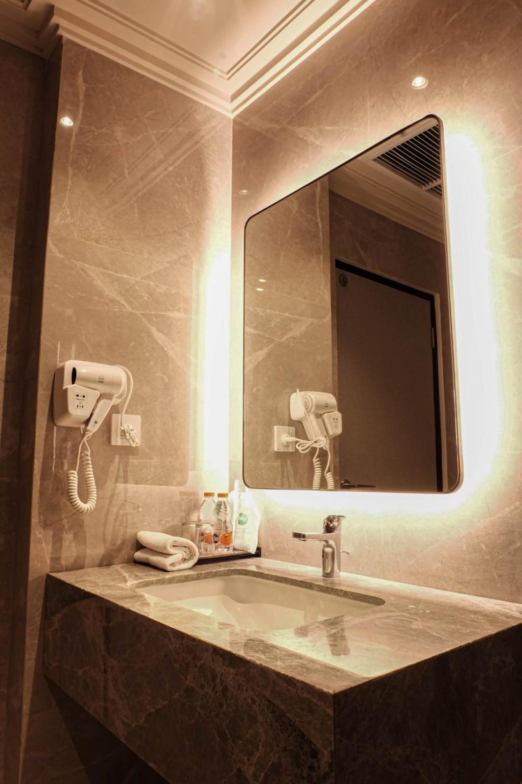 Deka Hotel Surabaya Hr Muhammad Room photo